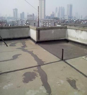 嵊泗漏水维修 楼顶漏水是什么原因，楼顶漏水维修方法是什么?